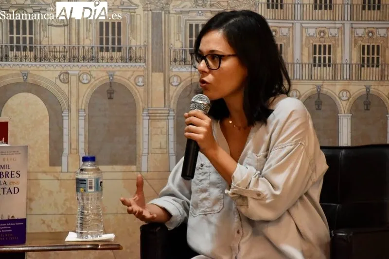 La escritora María Reig, en la presentación de su nueva novela en Salamanca