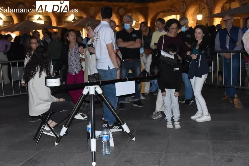 Los salmantinos disfrutan contemplando la Luna con los diversos telescopios ubicados en la Plaza Mayor