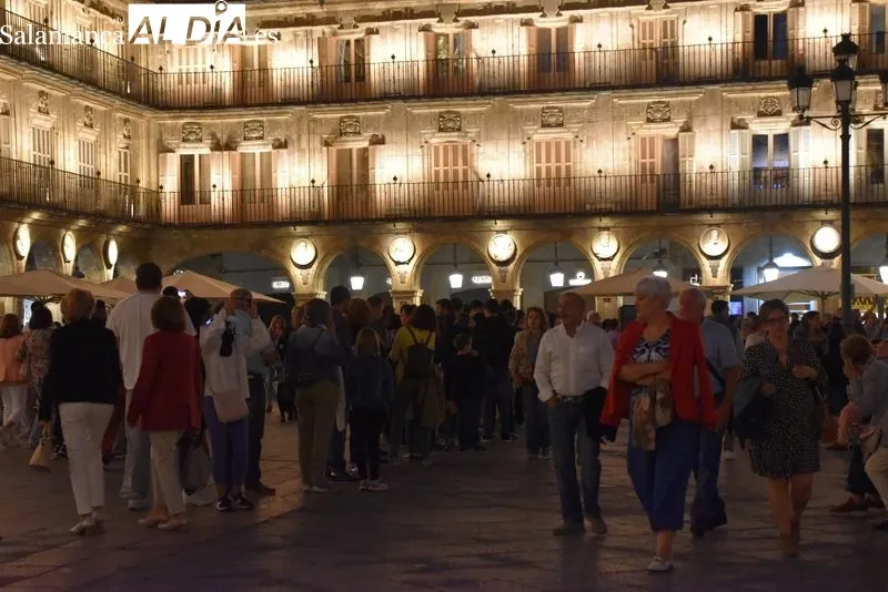 Los salmantinos disfrutan contemplando la Luna con los diversos telescopios ubicados en la Plaza Mayor