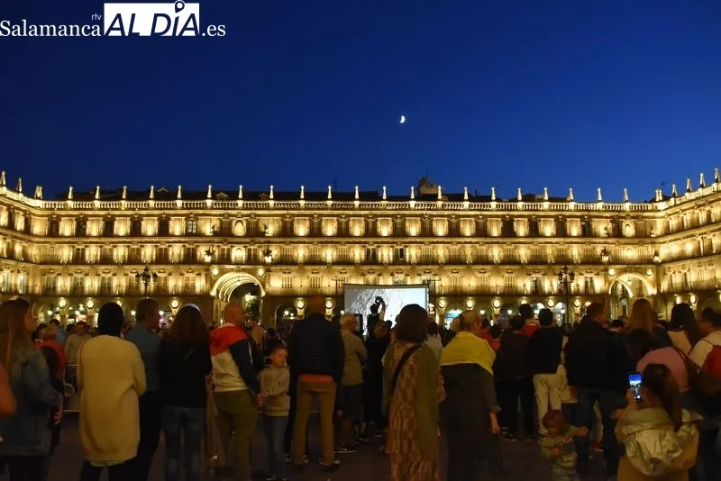 Los salmantinos disfrutan contemplando la Luna con los diversos telescopios ubicados en la Plaza Mayor