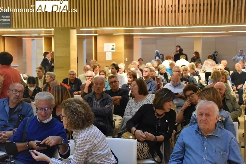 Inauguración de la exposición 'El poeta era él. Lienzos de Almudena Timón sobre poemas de Aníbal Núñez'. 
