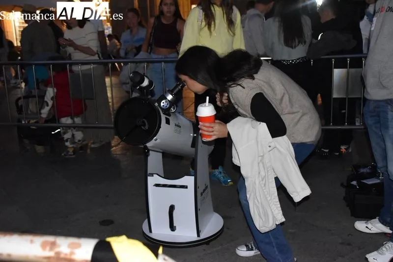 Los salmantinos disfrutan contemplando la Luna con los diversos telescopios ubicados en la Plaza Mayor