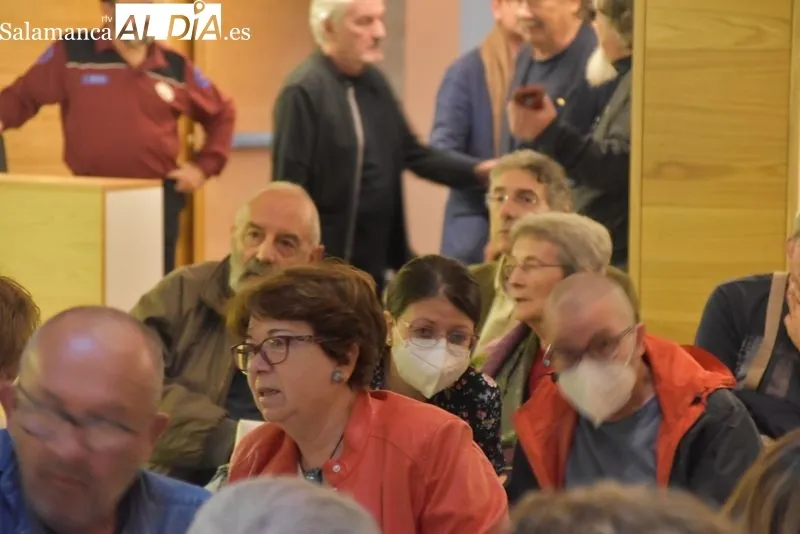 Inauguración de la exposición 'El poeta era él. Lienzos de Almudena Timón sobre poemas de Aníbal Núñez'. 