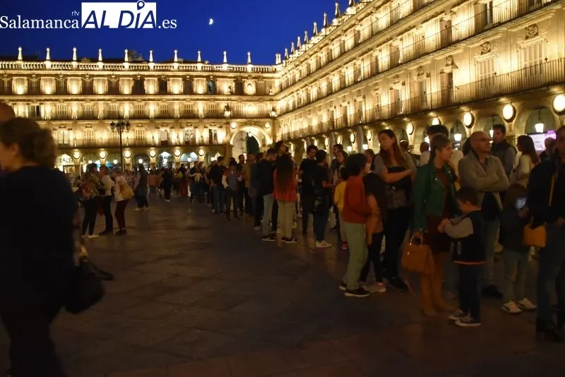 Los salmantinos disfrutan contemplando la Luna con los diversos telescopios ubicados en la Plaza Mayor