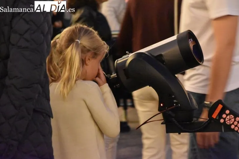 Los salmantinos disfrutan contemplando la Luna con los diversos telescopios ubicados en la Plaza Mayor