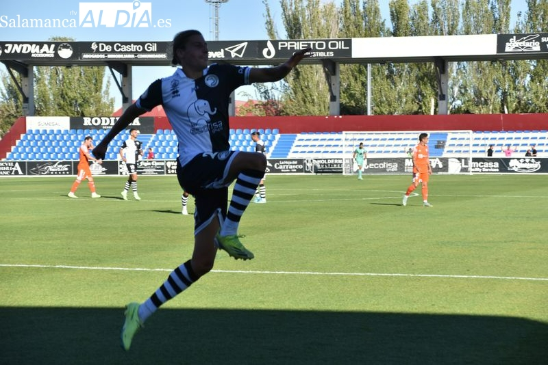 Beneit celebra su gol al Majadahonda / Vanesa Martins