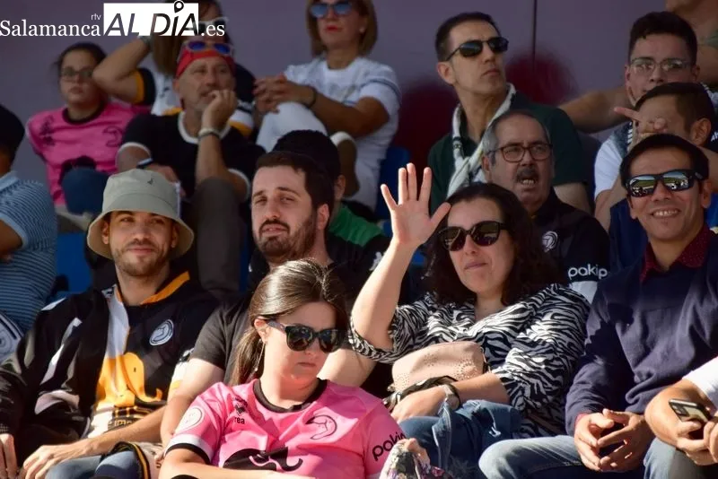 Foto 9 - La afici&oacute;n de Unionistas palia la falta de bares con los goles de su equipo