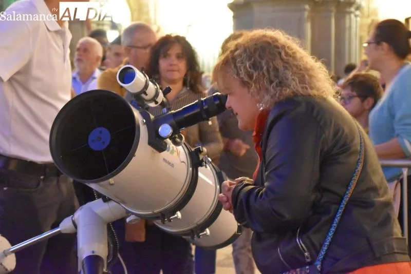 Los salmantinos disfrutan contemplando la Luna con los diversos telescopios ubicados en la Plaza Mayor