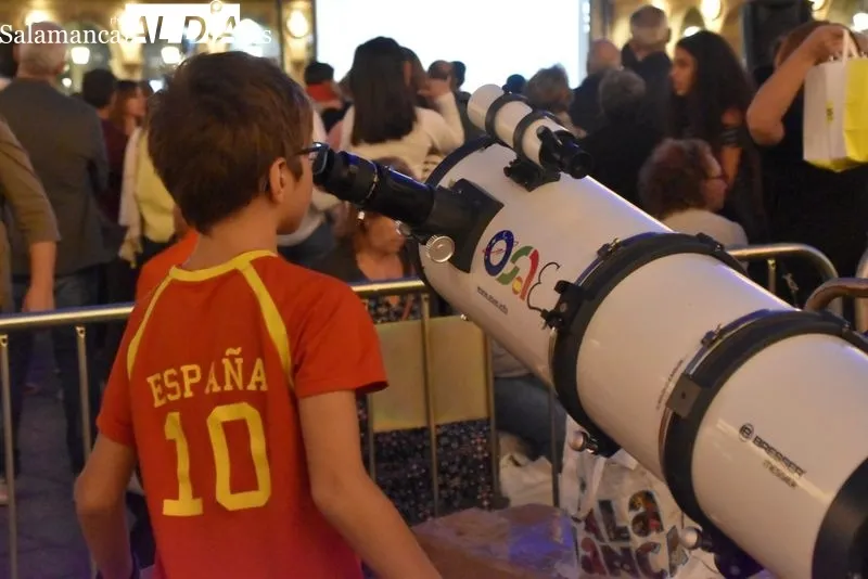 Los salmantinos disfrutan contemplando la Luna con los diversos telescopios ubicados en la Plaza Mayor