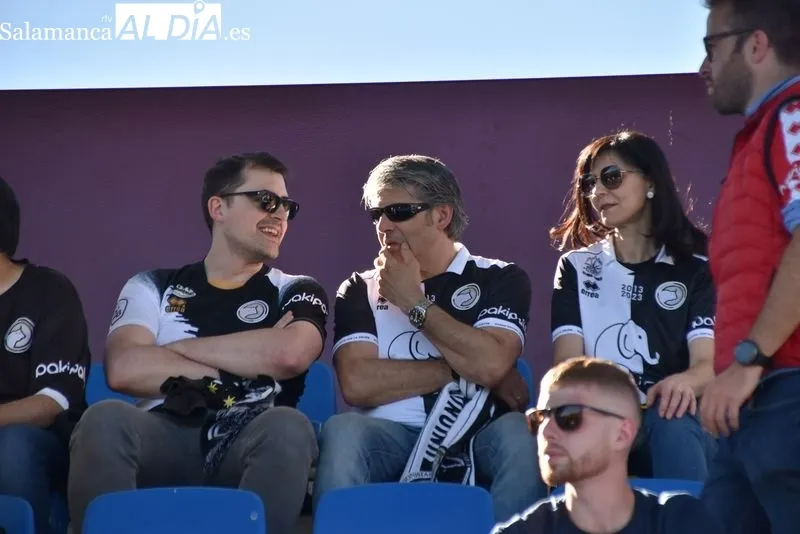 Foto 7 - La afici&oacute;n de Unionistas palia la falta de bares con los goles de su equipo