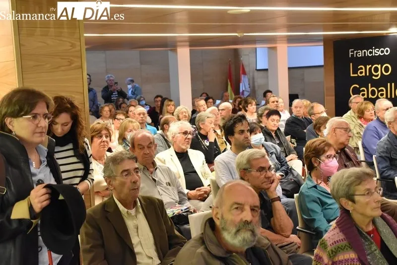 Inauguración de la exposición 'El poeta era él. Lienzos de Almudena Timón sobre poemas de Aníbal Núñez'. 
