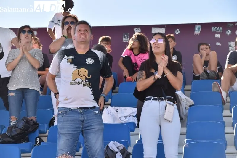 Foto 5 - La afici&oacute;n de Unionistas palia la falta de bares con los goles de su equipo