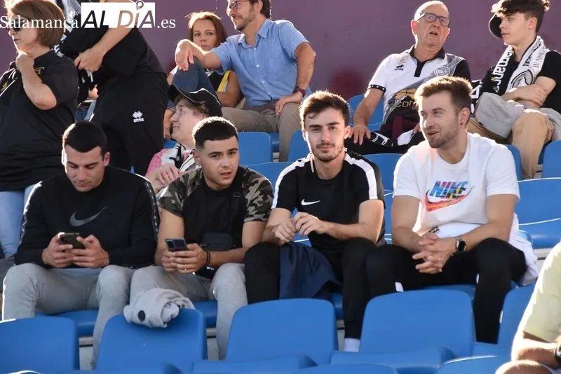 Foto 6 - La afici&oacute;n de Unionistas palia la falta de bares con los goles de su equipo