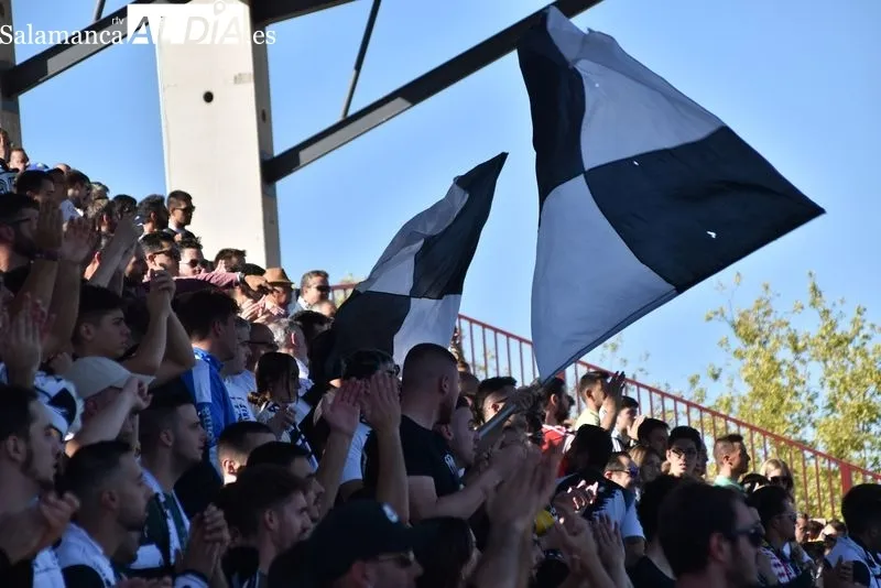 Foto 3 - La afici&oacute;n de Unionistas palia la falta de bares con los goles de su equipo