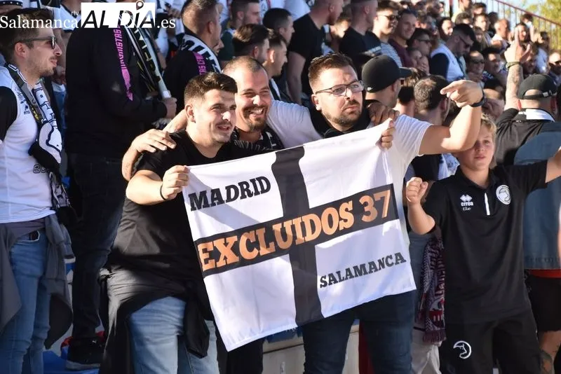 Foto 2 - La afici&oacute;n de Unionistas palia la falta de bares con los goles de su equipo