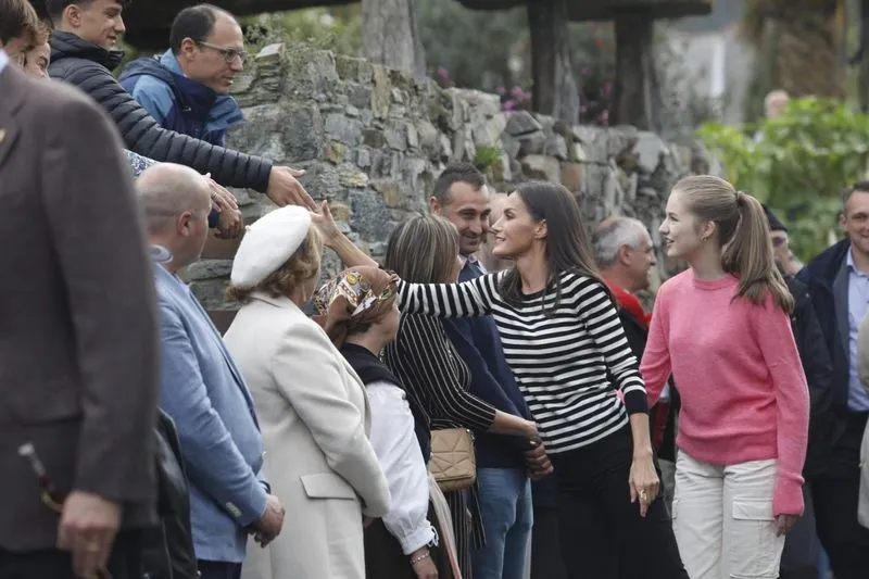 La Reina Letizia y la Princesa Leonor, que se ha retirado tras completar parte del recorrido. Foto: Jorge Peteiro/EP