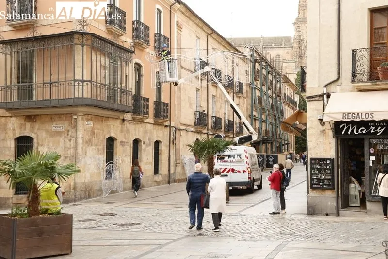 Instalación de luces navideñas en la Rúa Mayor. Foto de David Sañudo