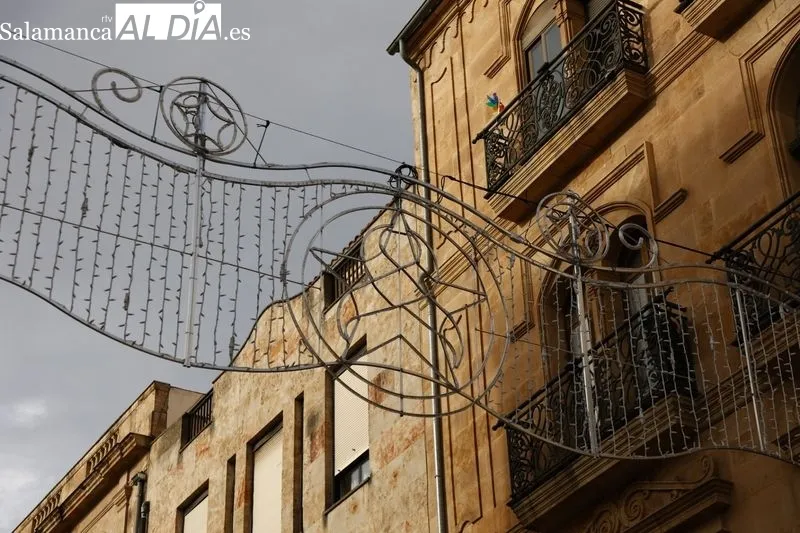 Instalación de luces navideñas en la Rúa Mayor. Foto de David Sañudo