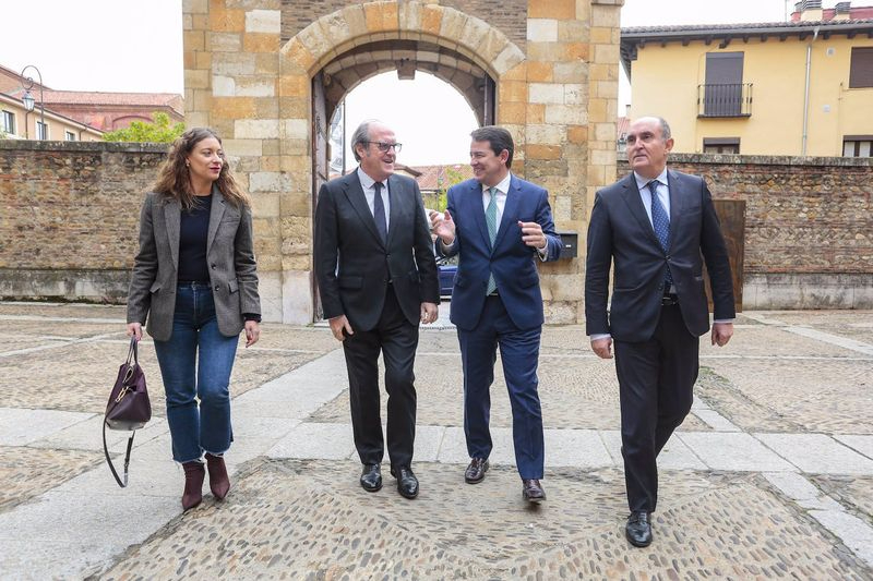 El presidente de la Junta de Castilla y León, Alfonso Fernández Mañueco, a su llegada a la celebración de las Jornadas de Coordinación de Defensores del Pueblo.