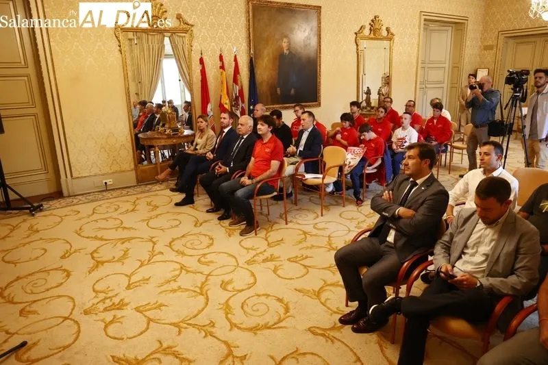 Presentación en el Ayuntamiento de la XIII Carrera de los Mil Pasos de AVIVA. Foto de David Sañudo