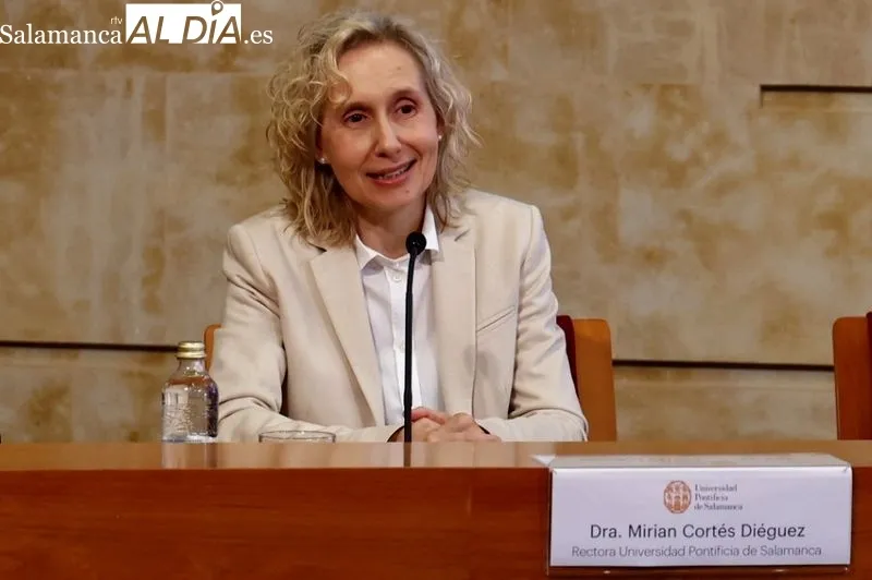 El gerente de la Fundación Varga-Zúñiga y Pérez-Lucas, Juan Vargas-Zúñiga; el rector de la USAL, Ricardo Rivero, y la rectora de la UPSA, Mirian Cortés, han presentado esta mañana en el Aula de Grados de la UPSA el I Premio en Economía José María Vargas-Z