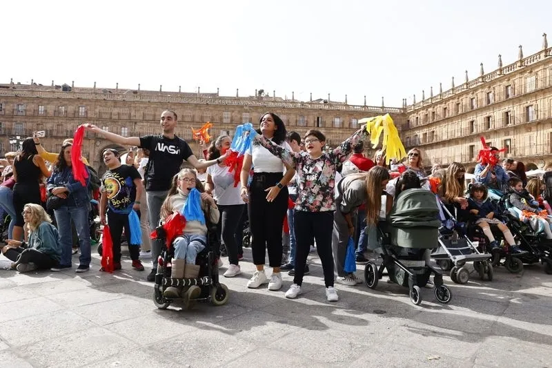 Celebración del Día Mundial de la Parálisis Cerebral en la Plaza Mayor de Salamanca. Foto de David Sañudo