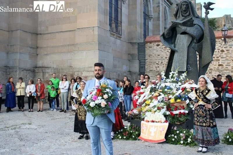 Foto 5 - Colorida ofrenda floral a Santa Teresa