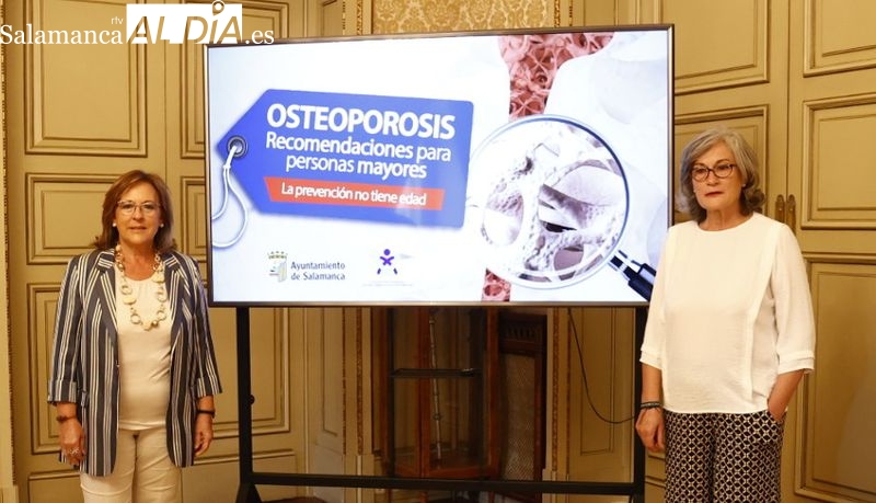 Presentación en el Ayuntamiento de Salamanca de los nuevos Cuadernillos sobre Osteoporosis dirigidos las personas mayores. Foto de David Sañudo