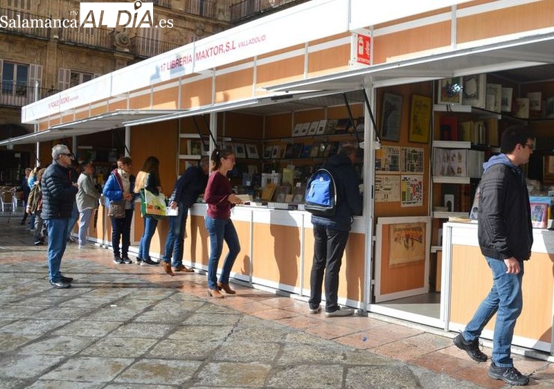 Foto de archivo de una edición anterior de la Feria del Libro Antiguo y de Ocasión en la Plaza Mayor de Salamanca