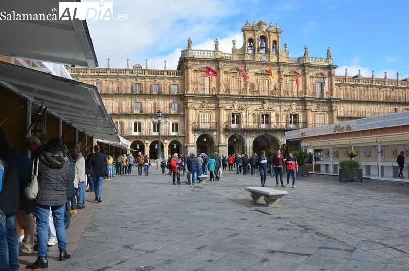 Foto de archivo de una edición anterior de la Feria del Libro Antiguo y de Ocasión en la Plaza Mayor de Salamanca