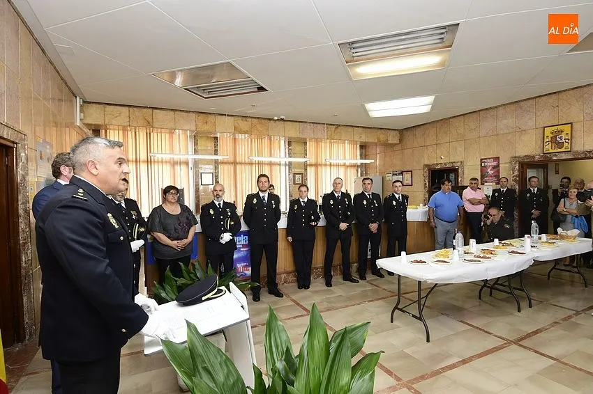Foto 4 - La Polic&iacute;a Nacional de Fuentes de O&ntilde;oro vuelve a honrar tras la pandemia a sus patronos