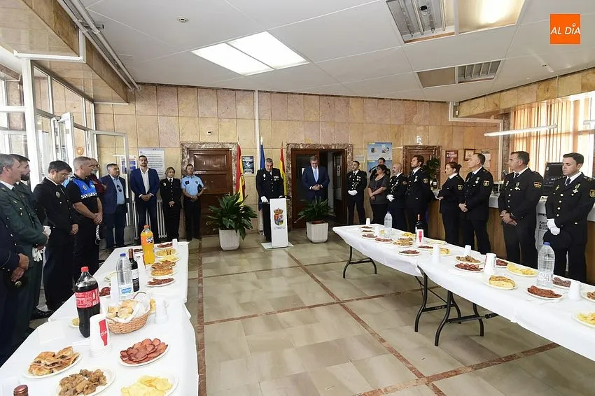 Foto 6 - La Polic&iacute;a Nacional de Fuentes de O&ntilde;oro vuelve a honrar tras la pandemia a sus patronos