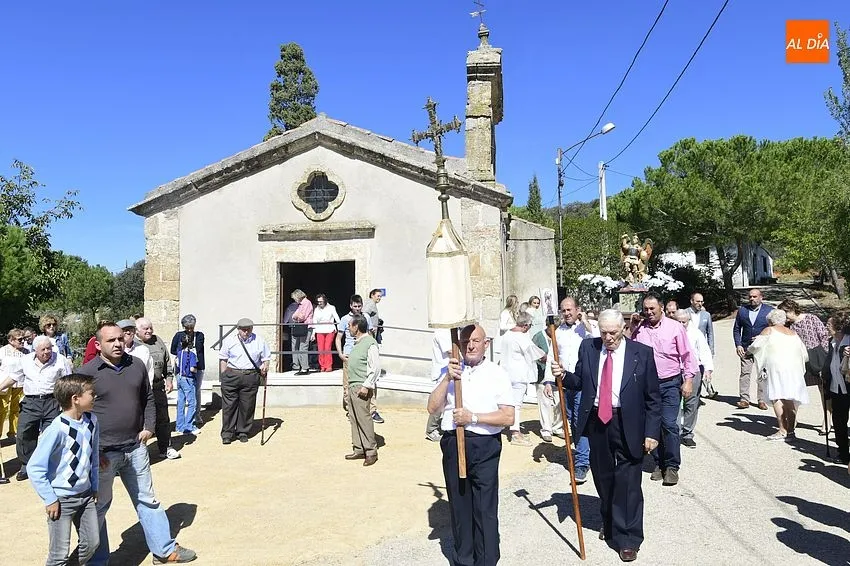 Foto 2 - Los vecinos de Pedrotoro arropan a San Miguel Arc&aacute;ngel en su procesi&oacute;n por el agregado