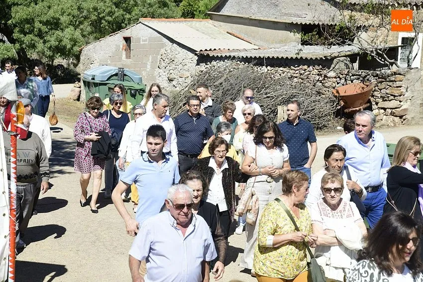 Foto 10 - Los vecinos de Pedrotoro arropan a San Miguel Arc&aacute;ngel en su procesi&oacute;n por el agregado