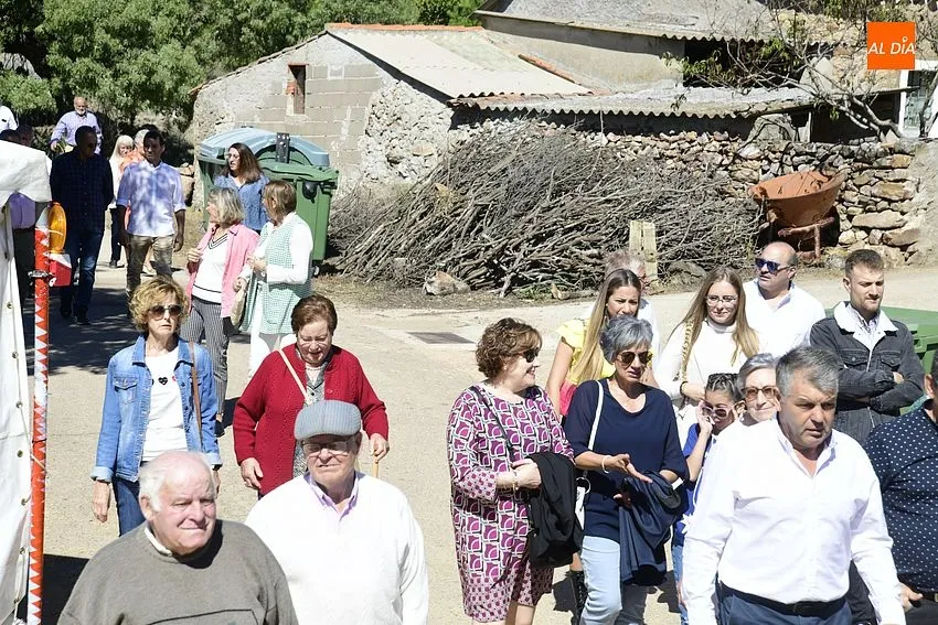 Foto 11 - Los vecinos de Pedrotoro arropan a San Miguel Arc&aacute;ngel en su procesi&oacute;n por el agregado