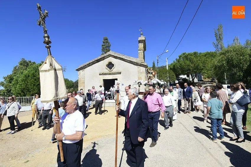 Foto 3 - Los vecinos de Pedrotoro arropan a San Miguel Arc&aacute;ngel en su procesi&oacute;n por el agregado
