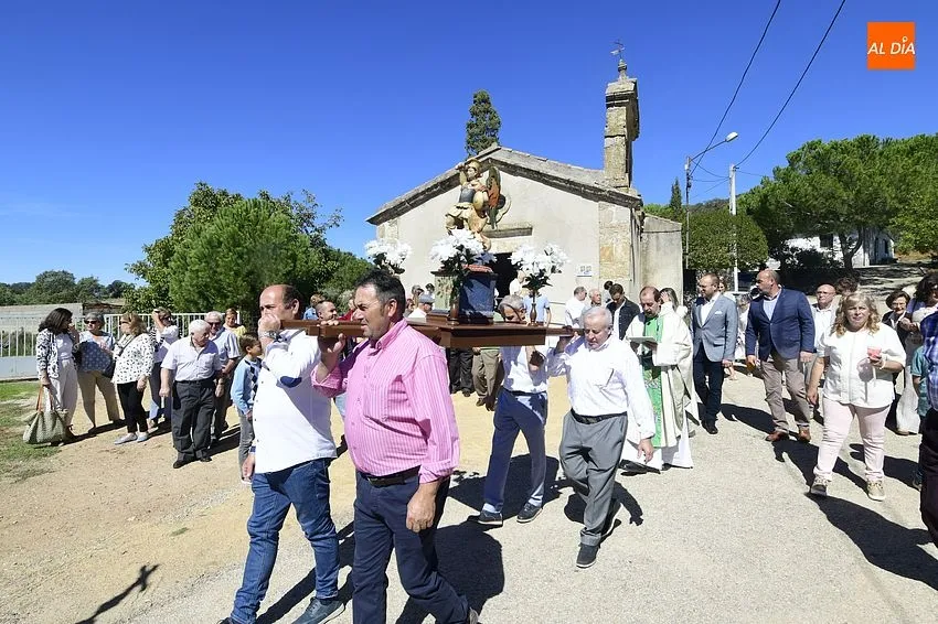 Foto 4 - Los vecinos de Pedrotoro arropan a San Miguel Arc&aacute;ngel en su procesi&oacute;n por el agregado