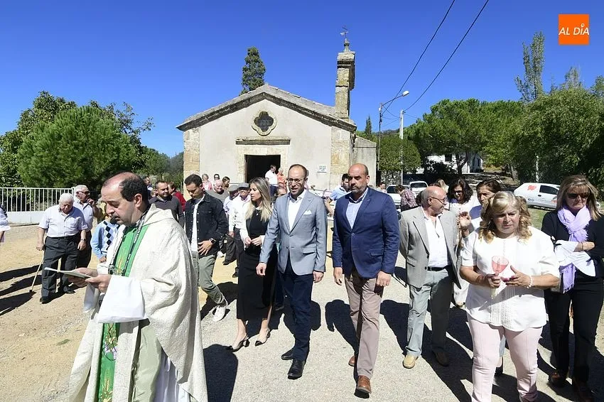 Foto 5 - Los vecinos de Pedrotoro arropan a San Miguel Arc&aacute;ngel en su procesi&oacute;n por el agregado