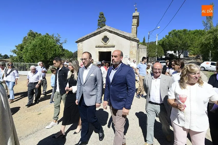 Foto 6 - Los vecinos de Pedrotoro arropan a San Miguel Arc&aacute;ngel en su procesi&oacute;n por el agregado