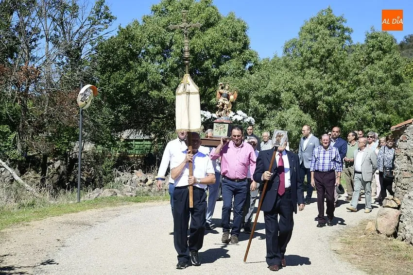 Foto 7 - Los vecinos de Pedrotoro arropan a San Miguel Arc&aacute;ngel en su procesi&oacute;n por el agregado