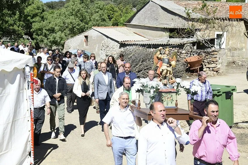 Foto 8 - Los vecinos de Pedrotoro arropan a San Miguel Arc&aacute;ngel en su procesi&oacute;n por el agregado