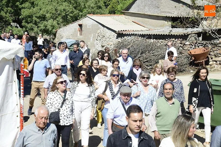 Foto 9 - Los vecinos de Pedrotoro arropan a San Miguel Arc&aacute;ngel en su procesi&oacute;n por el agregado