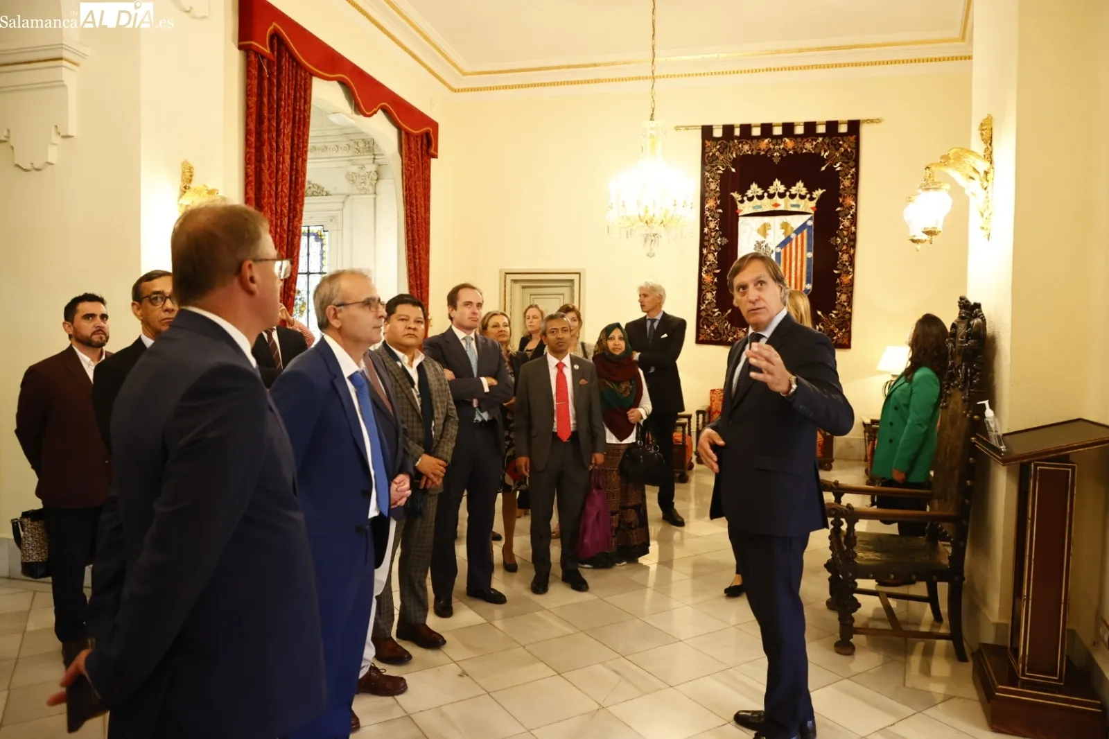 Recepción en el Ayuntamiento a los 22 embajadores que han visitado Salamanca para participar en un foro sobre Derechos Humanos. Fotos David Sañudo