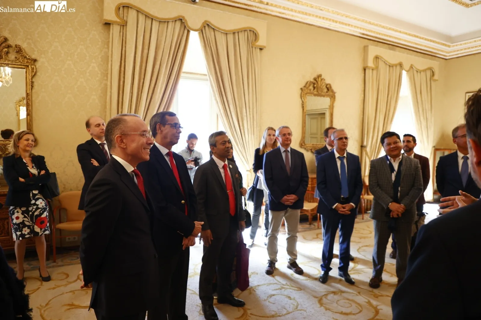 Recepción en el Ayuntamiento a los 22 embajadores que han visitado Salamanca para participar en un foro sobre Derechos Humanos. Fotos David Sañudo