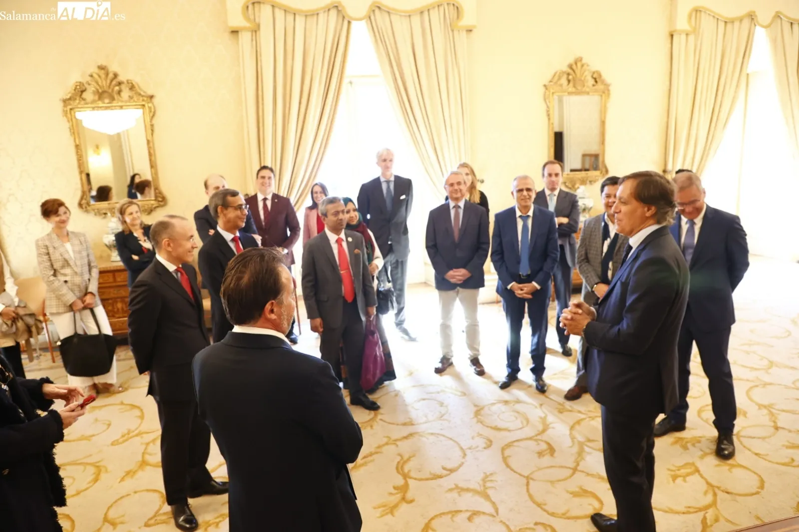 Recepción en el Ayuntamiento a los 22 embajadores que han visitado Salamanca para participar en un foro sobre Derechos Humanos. Fotos David Sañudo