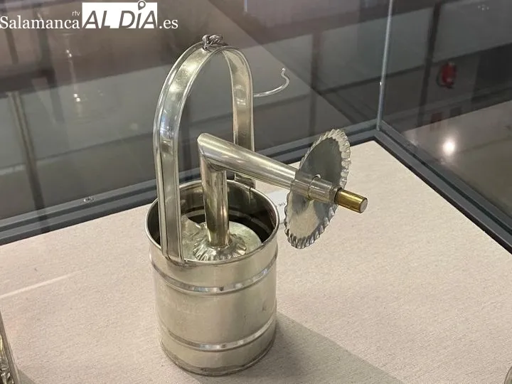 La exposición ‘La Hojalata en la vida cotidiana’ ya se puede visitar en Villares de la Reina