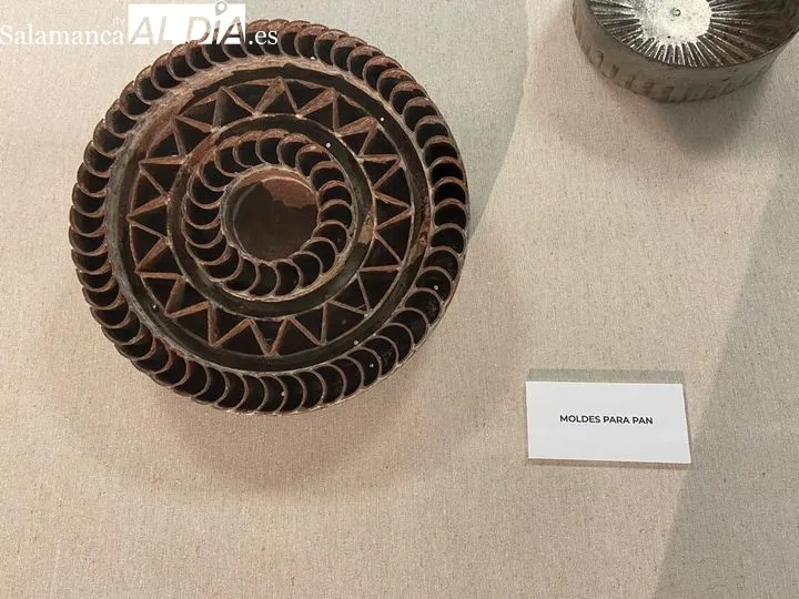 La exposición ‘La Hojalata en la vida cotidiana’ ya se puede visitar en Villares de la Reina