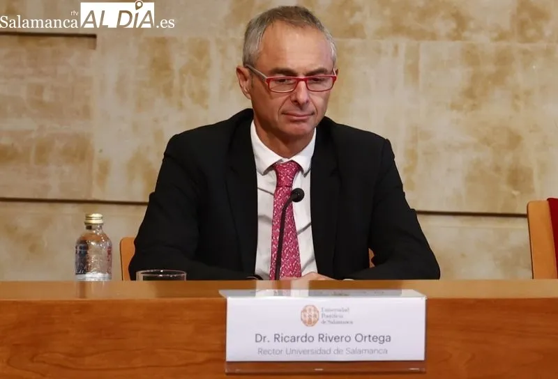 El gerente de la Fundación Varga-Zúñiga y Pérez-Lucas, Juan Vargas-Zúñiga; el rector de la USAL, Ricardo Rivero, y la rectora de la UPSA, Mirian Cortés, han presentado esta mañana en el Aula de Grados de la UPSA el I Premio en Economía José María Vargas-Z