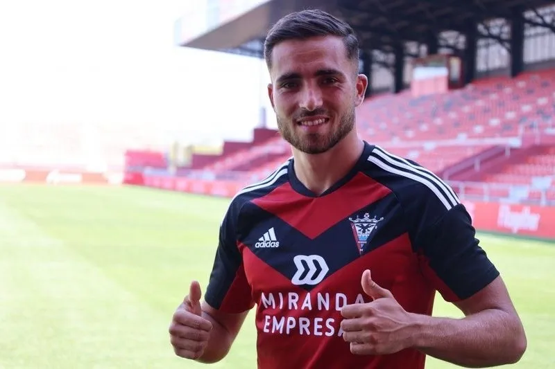 José Salinas, ex jugador de Unionistas, con la camiseta del Mirandés, donde juega cedido por el Elche. Foto Mirandés