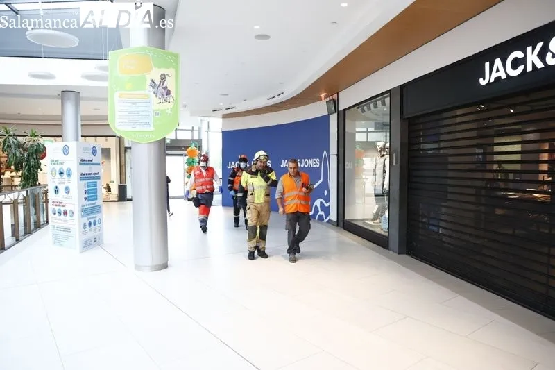 El Centro Comercial El Tormes ha realizado esta mañana un simulacro de evacuación del edificio con motivo de una supuesta situación de emergencia.